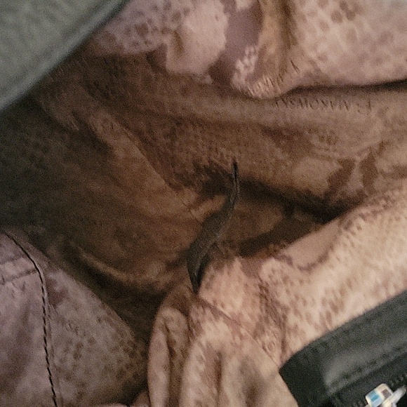 Black Women's Leather Tote Shoulder Bag - Picture 12 of 12